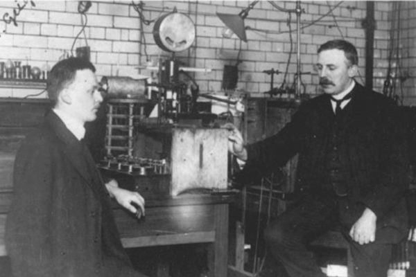 Asistenti E. Rutherforda: Hans Geiger a Ernest Marsden svojim experimentom zistili, že každý atóm má kladne nabité jadro